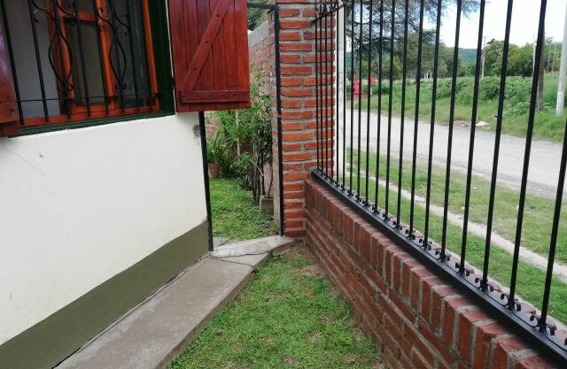 ALQUILO CASA DE 3 DORMITORIOS EN BARRIO SAN ISIDRO CERRILLOS, CON AMPLIO ESPACIO VERDE, PROVINCIA DE SALTA