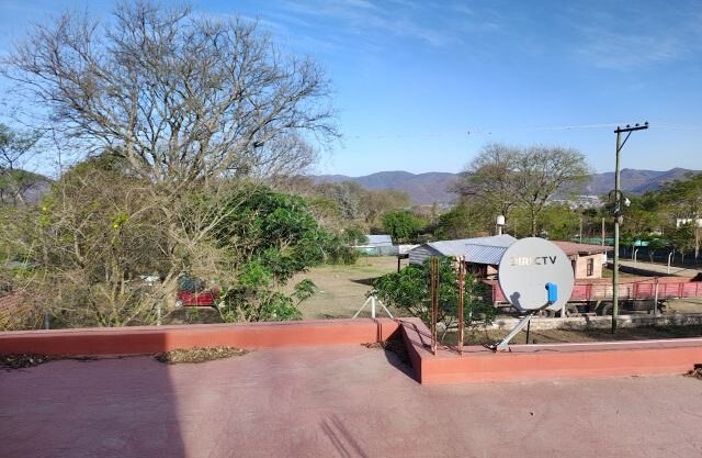 ALQUILER DE CASAS EN SALTA. VAQUEROS. CASA EN ESQUINA . TERRENO 1200 M2, AGUA DE RED Y POZO DE AGUA CON BOMBA, A 15 MINUTOS DEL CENTRO DE LA CIUDADY A 12 CUADRAS DE LA RUTA EN VAQUEROS. TOTALMENTE EQUIPADA.