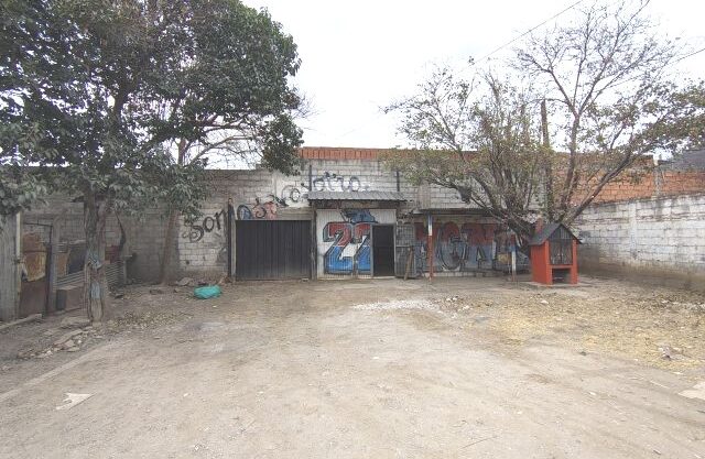 ALQUILER DE GALPON EN  SALTA. AVDA. ARTIGAS AL 800.CON INGRESO POR 2 CALLES. ZONA COMERCIAL .