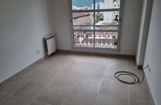 ALQUILER DE DEPARTAMENTOS EN SALTA. DOS DORMITORIOS. CON BALCON Y COCHERA, CASEROS Y GRAL. PAZ.